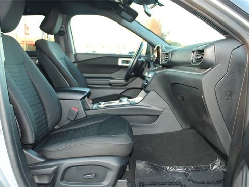 Used 2020 Ford Explorer XLT w/ Comfort Package image 16