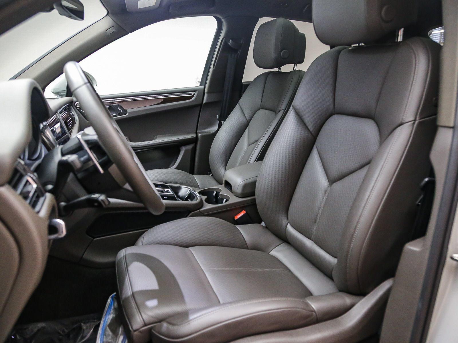 Certified 2026 Porsche Macan AWD/4WD image 10