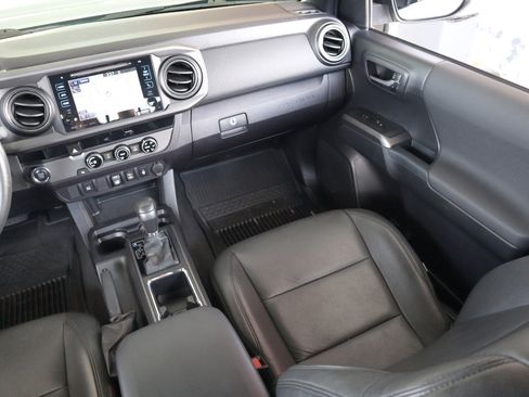 Used 2018 Toyota Tacoma TRD Sport image 18