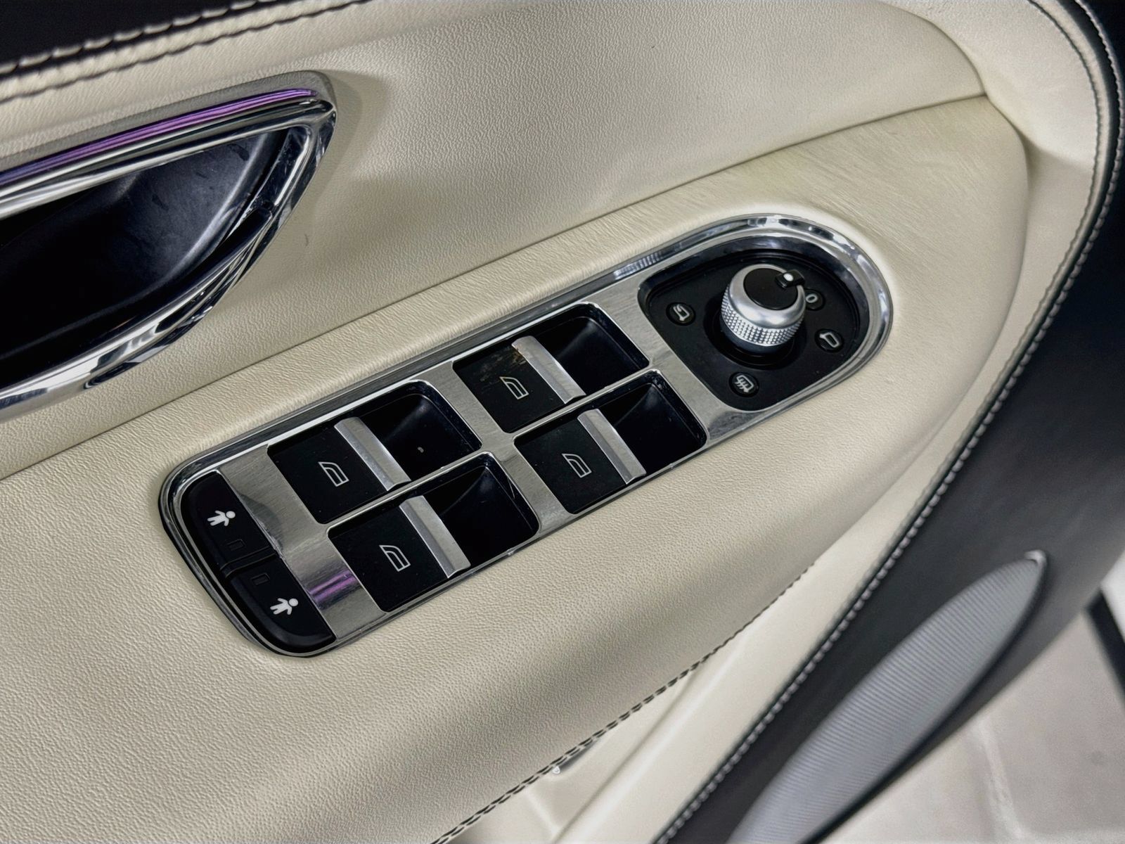 Certified 2023 Bentley Bentayga Extended Wheelbase AWD/4WD image 17
