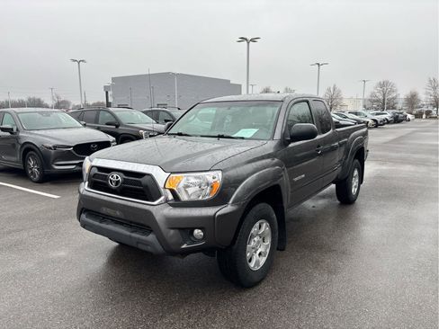 Used 2012 Toyota Tacoma 4x4 Access Cab V6 w/ SR5 Pkg image 2