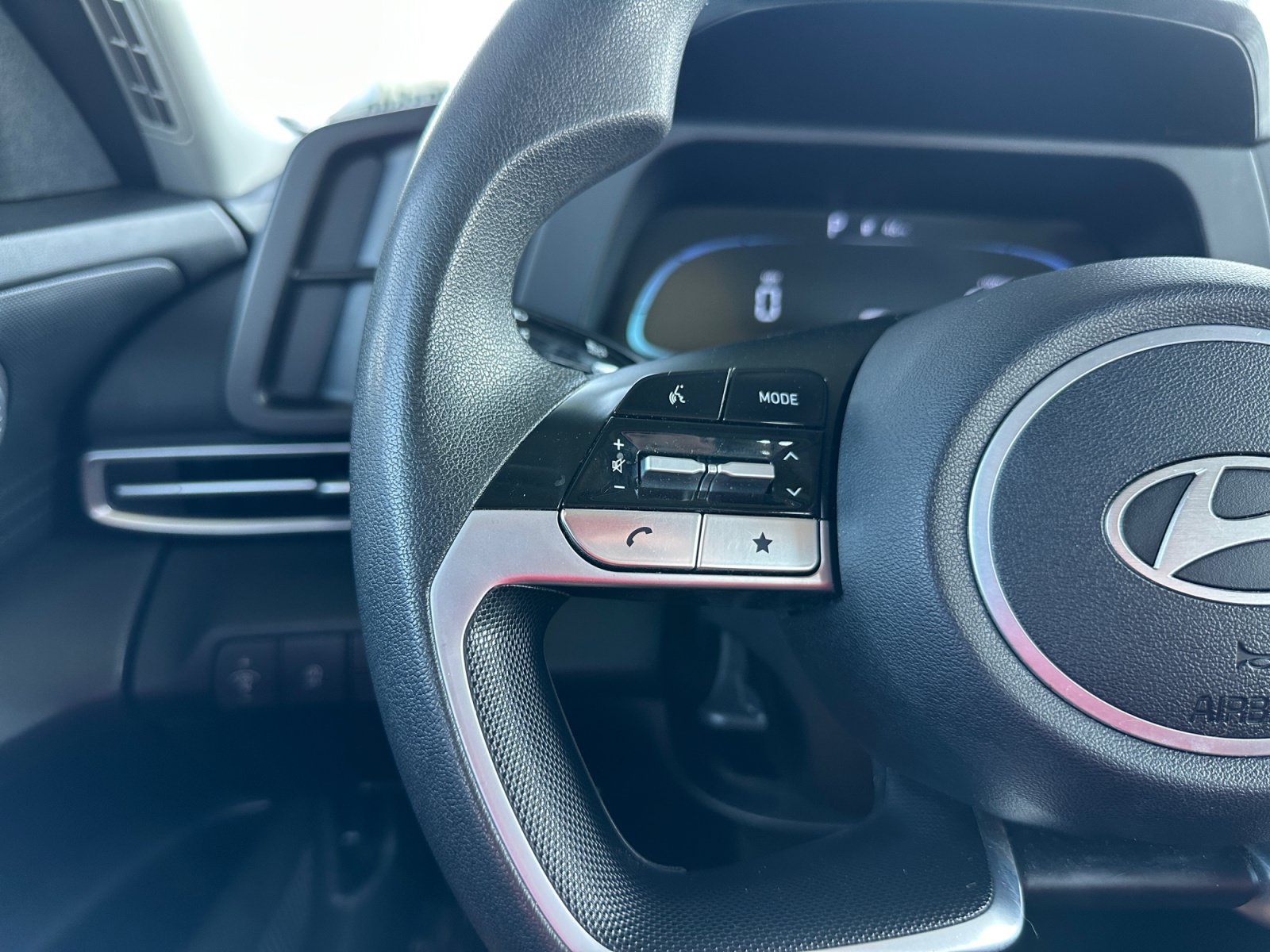 Used 2024 Hyundai Elantra SE FWD image 18