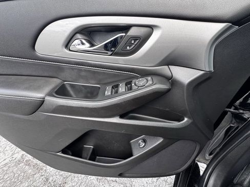 Used 2022 Chevrolet Traverse LT image 15