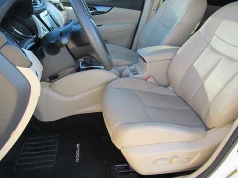 Used 2020 Nissan Rogue SL w/ Premium Package image 16