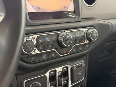 Used 2023 Jeep Gladiator Overland AWD/4WD image 24