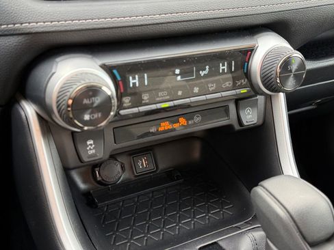 Certified 2025 Toyota RAV4 XLE image 33