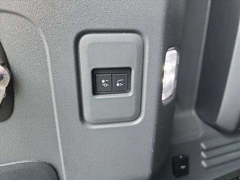 Used 2023 Land Rover Defender 110 X-Dynamic SE image 13