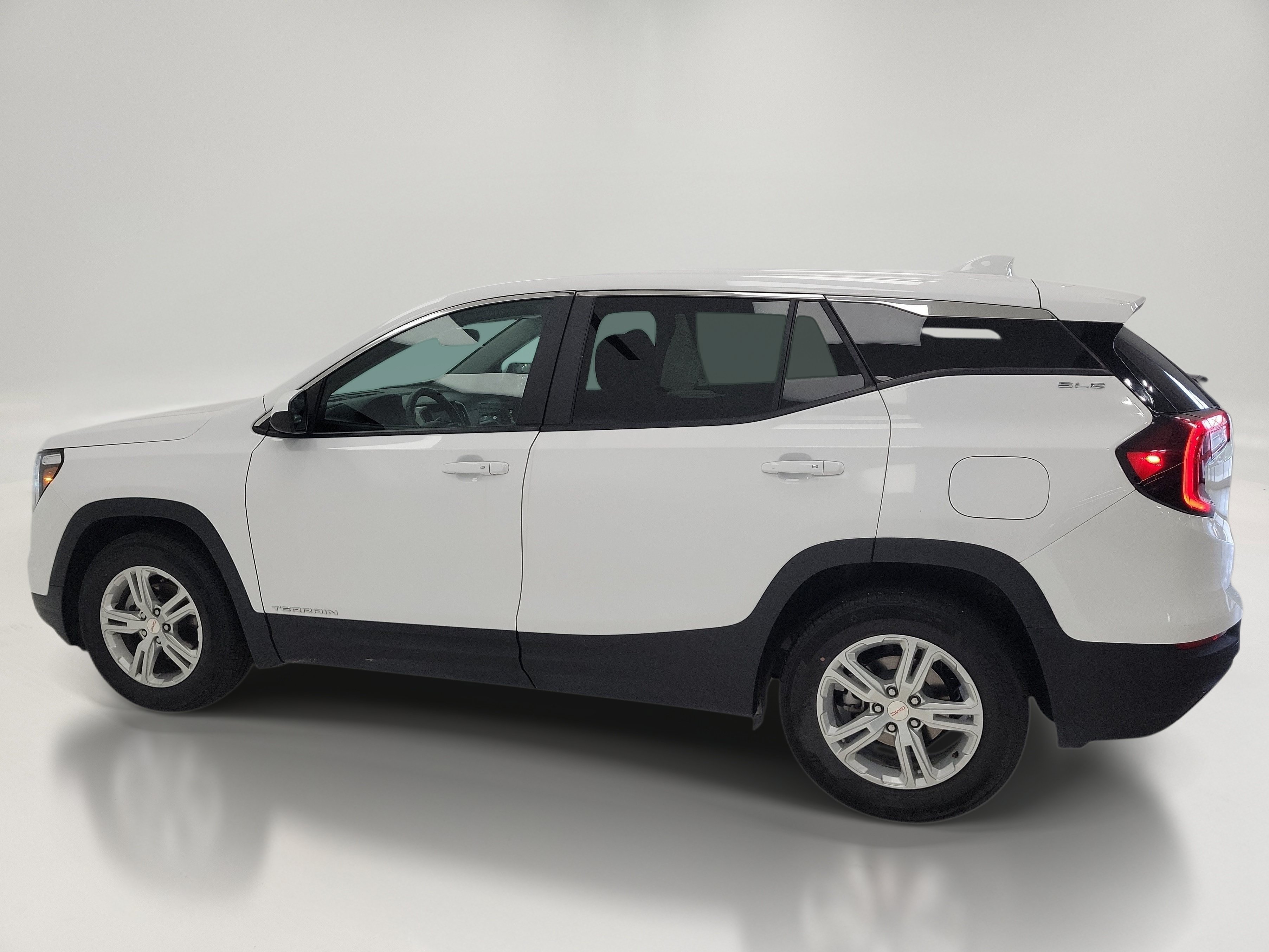 Used 2024 GMC Terrain SLE FWD image 4