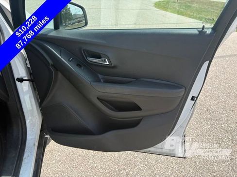 Used 2018 Chevrolet Trax LT w/ LT Convenience Package FWD image 26