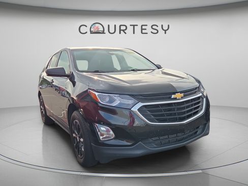 Used 2021 Chevrolet Equinox LS w/ LS Convenience Package FWD image 2