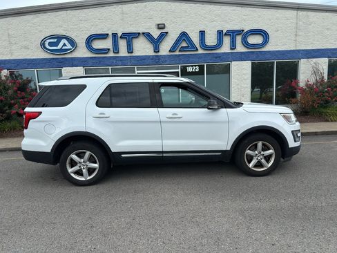 Used 2017 Ford Explorer XLT w/ Equipment Group 202A AWD/4WD image 3
