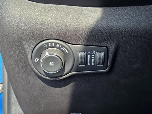 Used 2025 Jeep Compass Latitude image 19