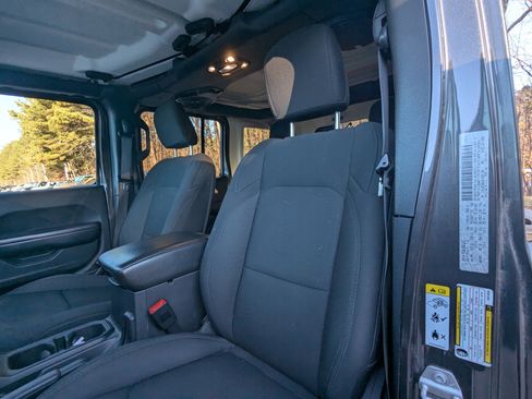 Used 2019 Jeep Wrangler Unlimited Sport S image 3