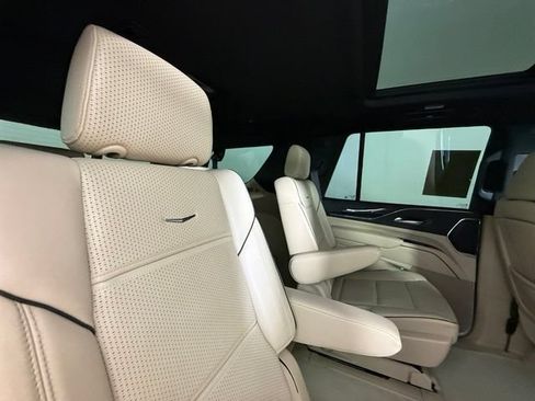 Used 2023 Cadillac Escalade Premium Luxury AWD/4WD image 29