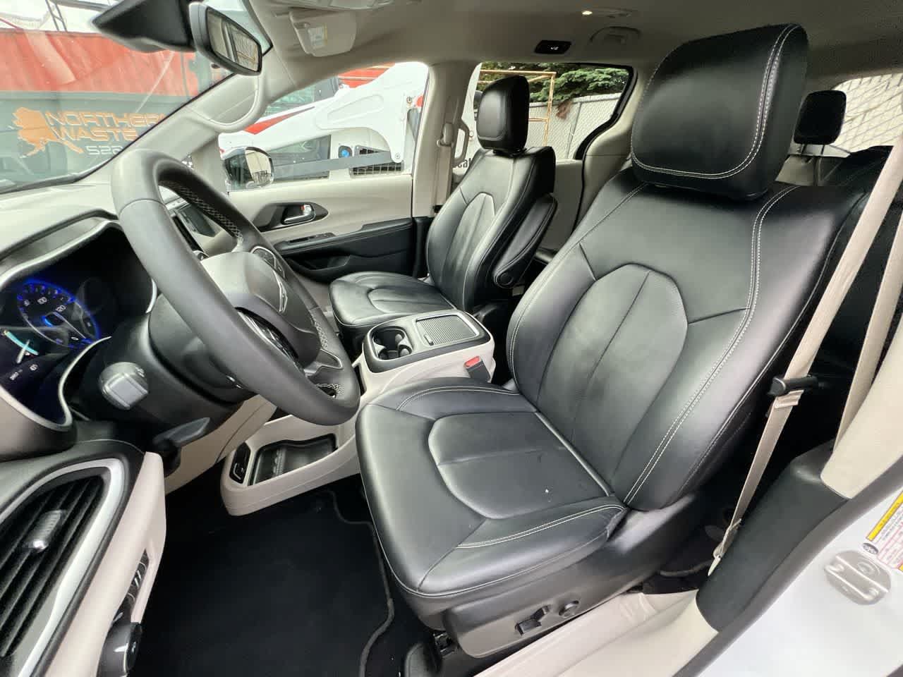 Used 2024 Chrysler Pacifica Touring-L FWD image 11
