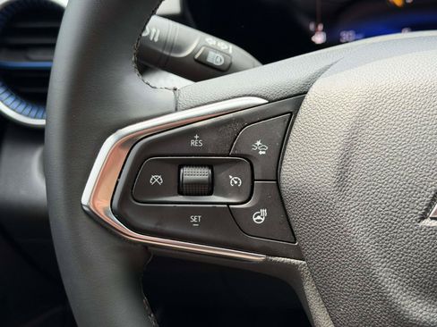 Used 2025 Chevrolet Trax LT w/ LT Convenience Package FWD image 18