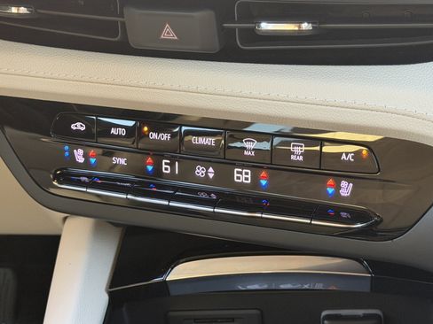 Used 2022 Buick Envision Avenir w/ Technology Package II image 23