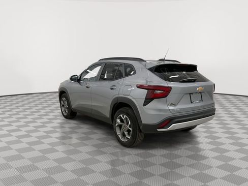 Used 2025 Chevrolet Trax LT w/ LT Convenience Package image 7