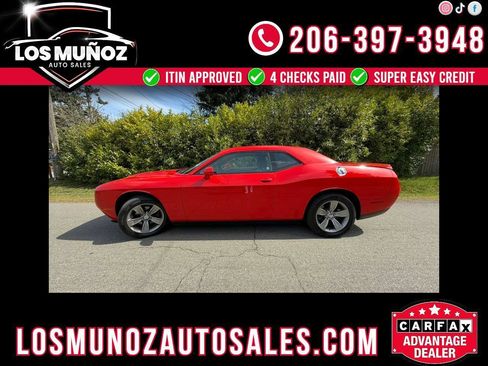 Used 2019 Dodge Challenger SXT RWD image 1