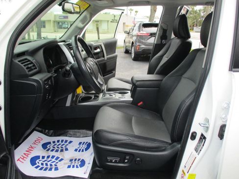 Used 2017 Toyota 4Runner SR5 Premium image 9