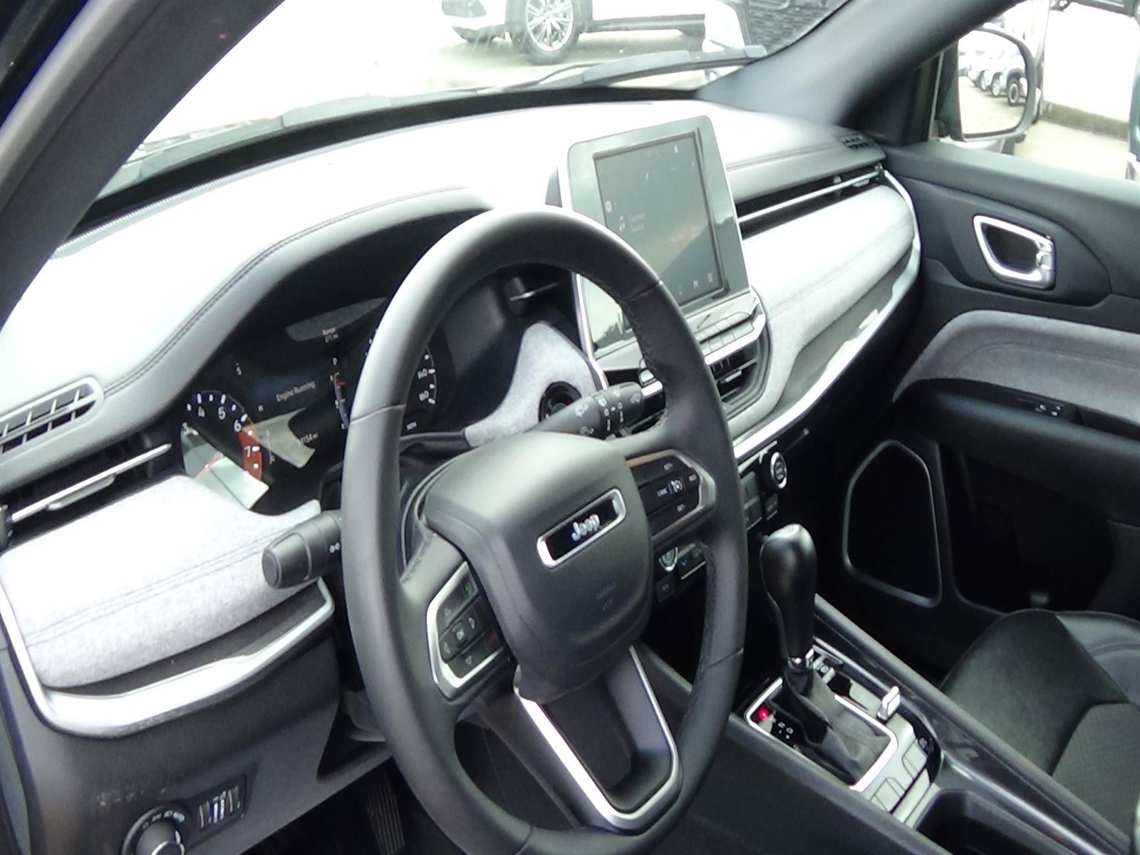 Used 2025 Jeep Compass Latitude AWD/4WD image 17