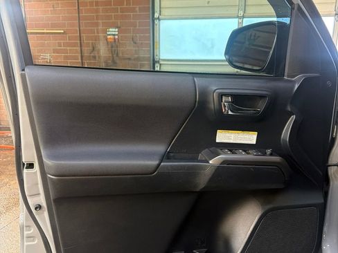 Used 2019 Toyota Tacoma TRD Off-Road w/ TRD Premium Off Road Package AWD/4WD image 17