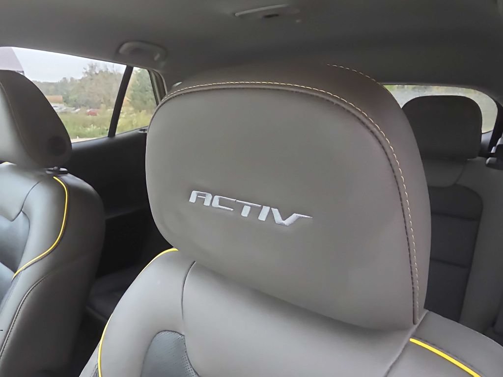 Used 2025 Chevrolet Trax ACTIV FWD image 11