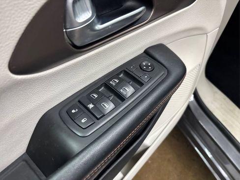 Used 2019 Chrysler Pacifica Touring-L image 34