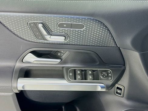 Used 2025 Mercedes-Benz GLB 250 4MATIC image 18
