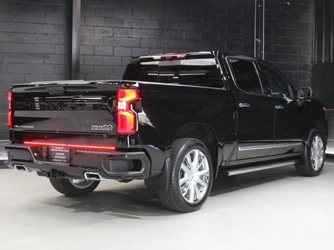 Used 2025 Chevrolet Silverado 1500 High Country w/ High Country Premium Package AWD/4WD image 16