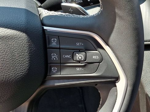 Used 2023 Jeep Grand Cherokee Laredo w/ Luxury Tech Group I AWD/4WD image 21