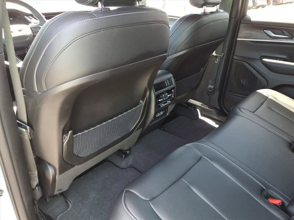 Used 2025 Jeep Grand Cherokee Limited AWD/4WD image 15