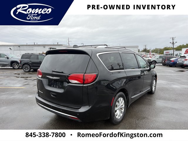 Used 2018 Chrysler Pacifica Touring-L FWD image 5