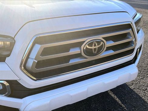 Used 2020 Toyota Tacoma Limited image 31