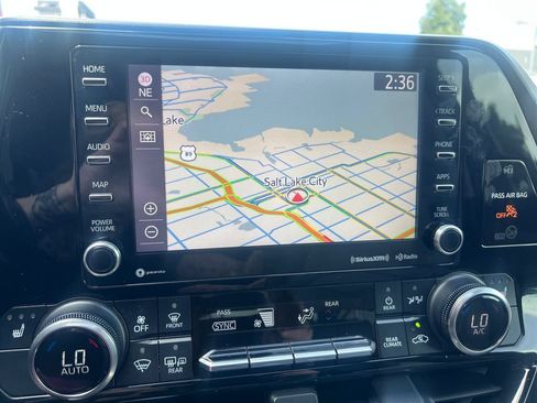 Used 2022 Toyota Highlander XLE AWD/4WD image 22