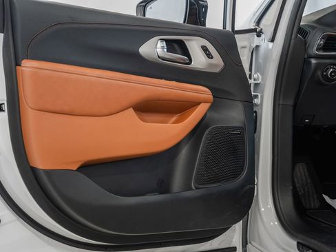 New 2026 Chrysler Pacifica Pinnacle image 44