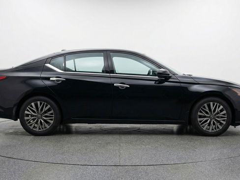 Used 2025 Nissan Altima 2.5 SV FWD image 11
