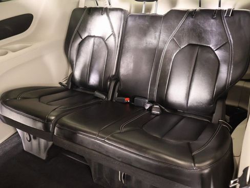 Used 2024 Chrysler Pacifica Touring-L image 13