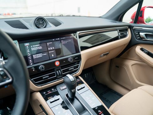 Certified 2026 Porsche Macan image 15