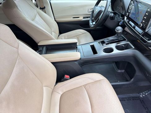 Used 2022 Toyota Sienna Limited image 30