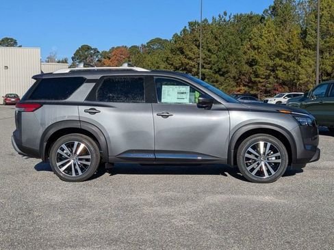 New 2025 Nissan Pathfinder Platinum image 3