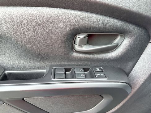 Used 2018 Nissan Titan S image 20