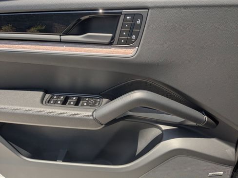 Used 2025 Porsche Cayenne image 13