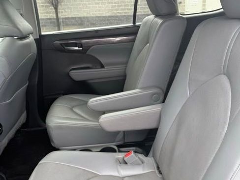 Used 2023 Toyota Highlander Limited image 37