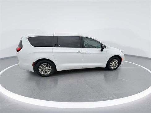 Used 2024 Chrysler Pacifica Touring-L image 9