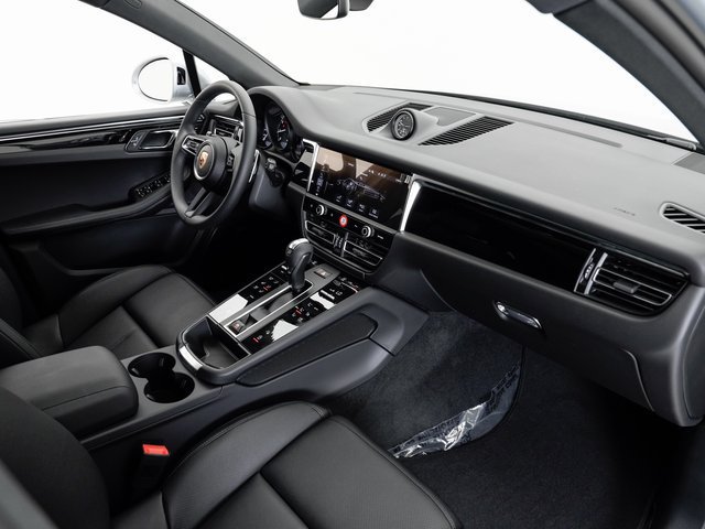 Certified 2025 Porsche Macan AWD/4WD image 23