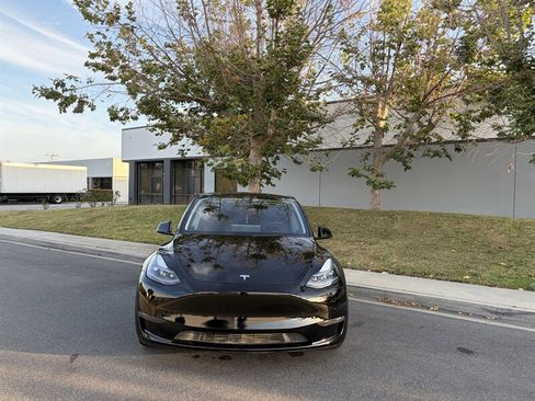 Used 2021 Tesla Model Y Performance AWD/4WD image 3