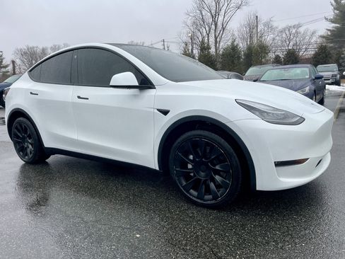 Used 2022 Tesla Model Y Long Range image 3