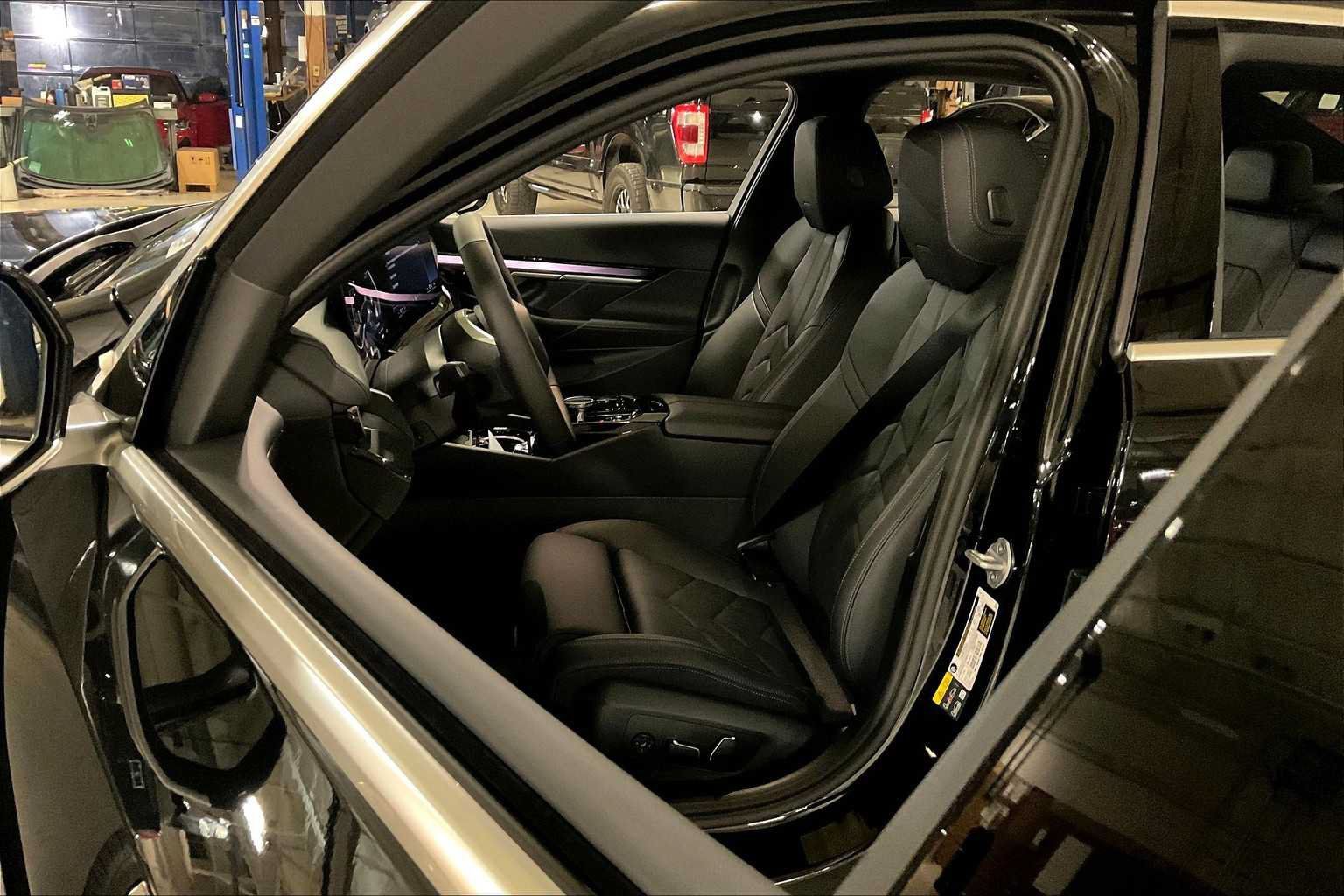 Used 2026 BMW i5 eDrive40 w/ Premium Package RWD image 9