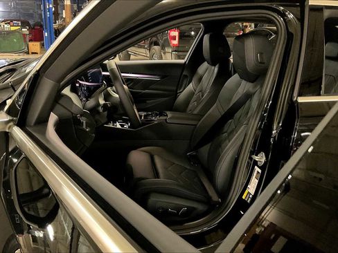 Used 2026 BMW i5 eDrive40 w/ Premium Package image 9